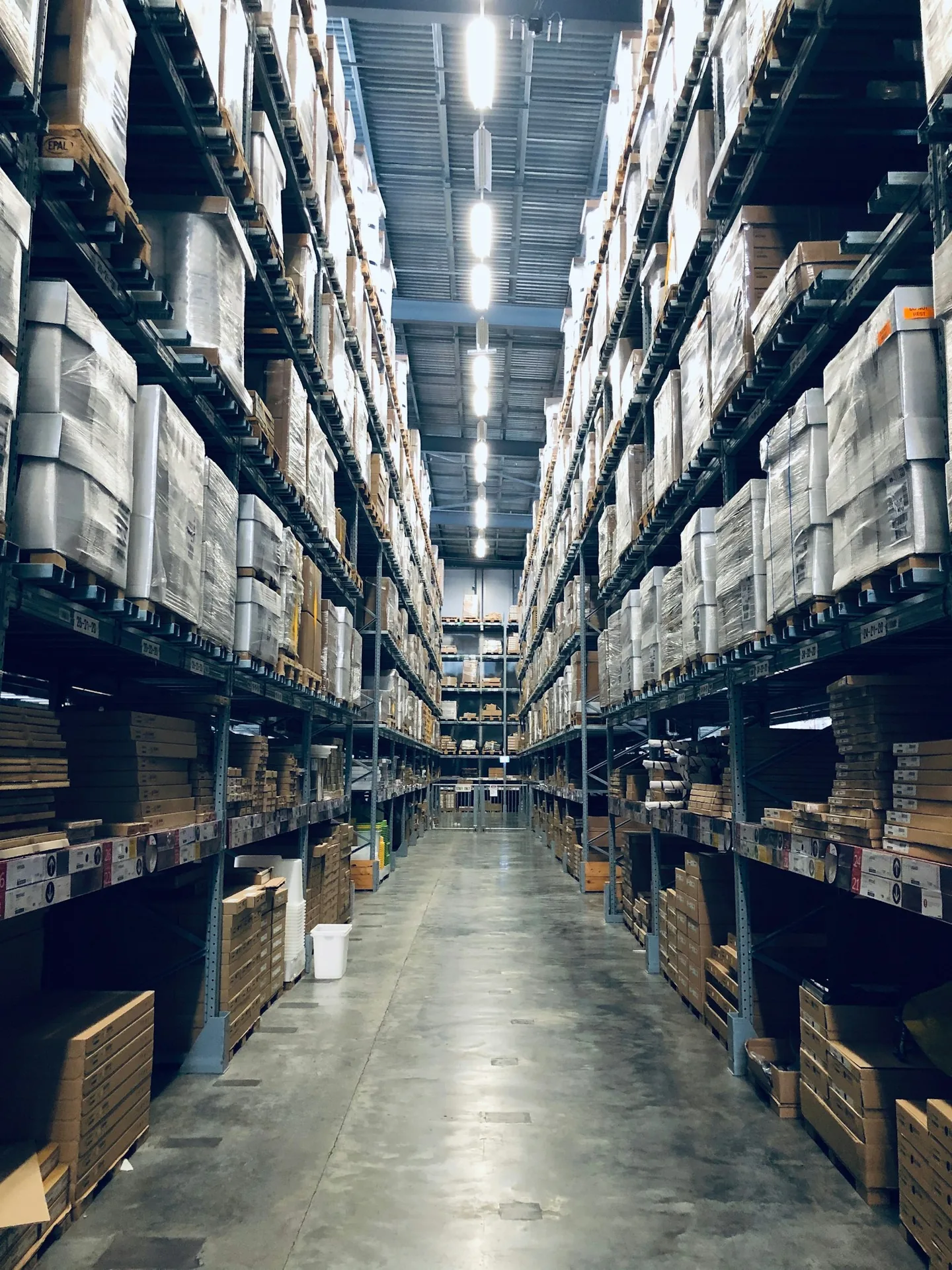 Caixas empilhadas em depósito.